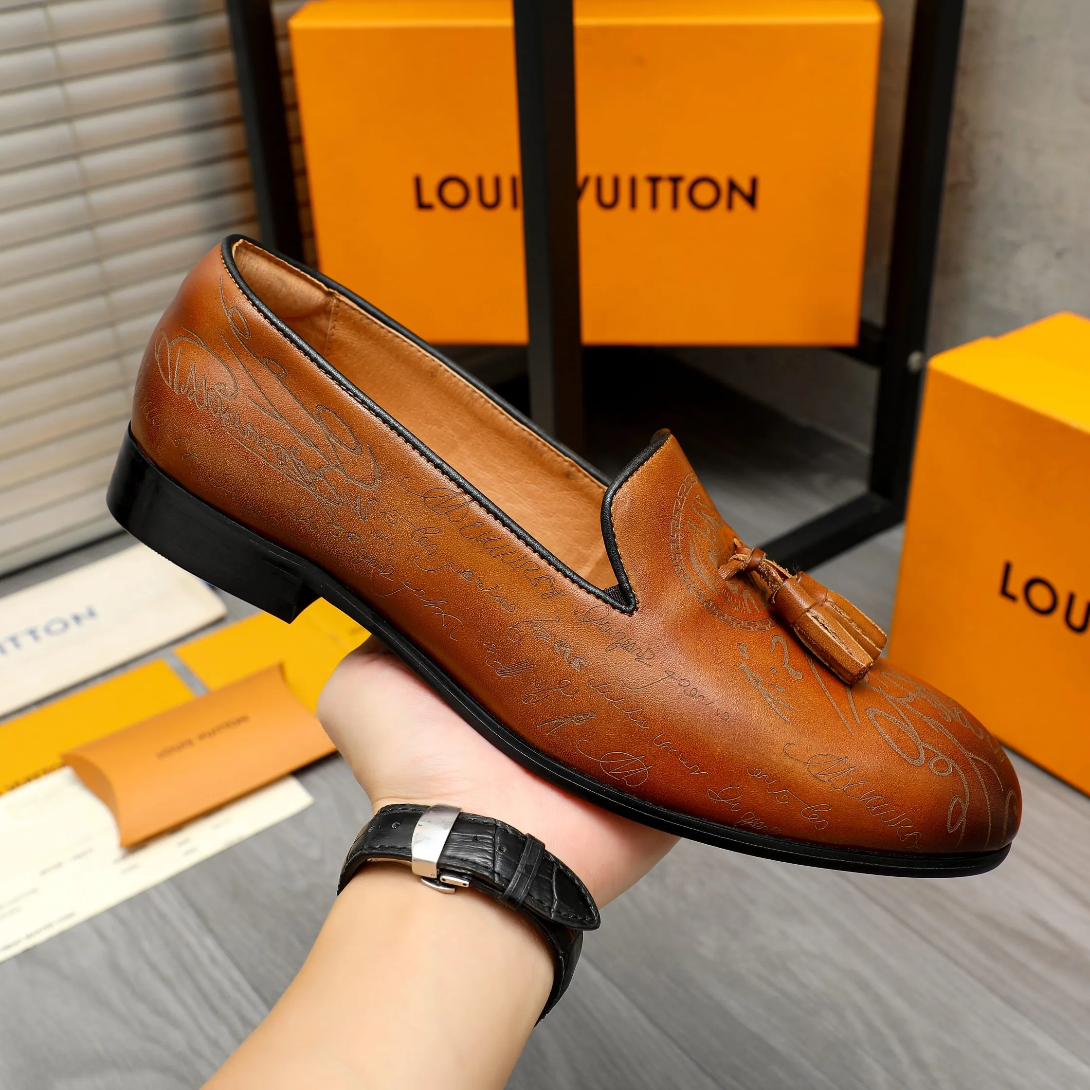Men's shoes 💰520 Product trademark: LV "Louis Vuitton" business slip-on leather shoes Regular size: 37-46 Product material: Selected color-burned cowhide upper, pigskin lining, rubber outsole